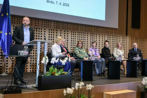 Izzivi pri soočanj z grožnje v vzgojno-izobraževalni in visokošolski zavodi Brdo pri Kranju na fotografiji z leve Primož Ogrinc Sektor za organizirano kriminaliteto UKP GPU, Prof. dr. Iztok Podbregar dekan Fakultete za organizacijske vede Univerze v Mariboru, Duša Marjetič vodja Sektorja za visoko šolstvo na ministrstvu za visoko šolstvo, znanost in inovacije, Barbara Stožir Curk Zavod in Zora Rutar Ilc iz zavoda RS za šolstvo, Janja Zupančič državna sekretarka MVI, Vlado Ilić Sektor za policijska pooblastila SGDP GPU / Foto: Tina Dokl
