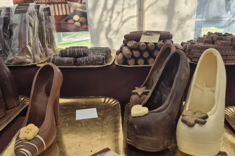 Stojnice so še šibile tudi od inovativnih čokoladnih izdelkov, med njimi smo videli tako vijake kot tudi čevlje. / Foto: Klara Mrak