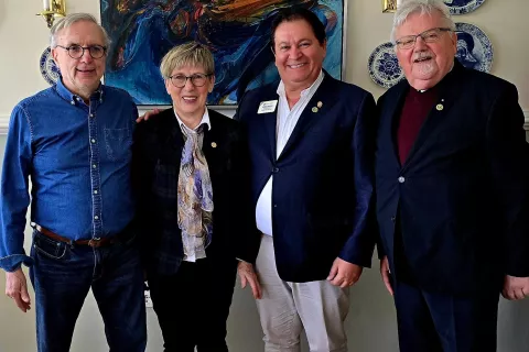 Predsednik Lions Club International Fabricio Oliveira s clani blejskega Lions kluba Danjo in Zdravkom Rus in JaneZom Fajfarjem / Foto: Osebni Arhiv