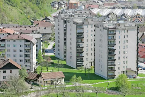 Prodaja rabljenih stanovanjskih nepremičnin je lani upadla za dobro petino. / Foto: Tina Dokl