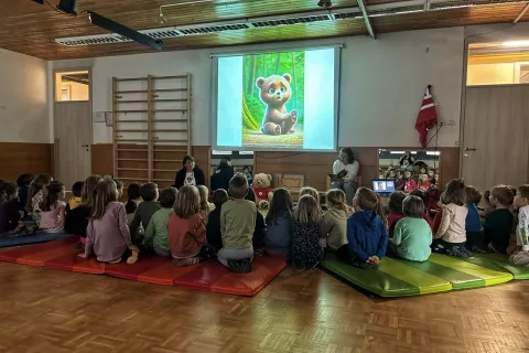S pomočjo knjige najmlajše poučijo o osnovah prve pomoči. / Foto: Arhiv Avtoric