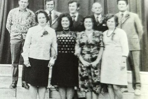 Upravni odbor Kulturno-prosvetnega društva Zasip ob praznovanju 50-letnice društva, 1975 / Foto: Arhiv Avtorice