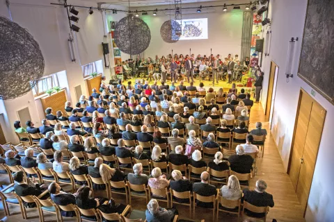 Sokolski dom je bil napolnjen do zadnjega kotička. / Foto: Primož Pičulin