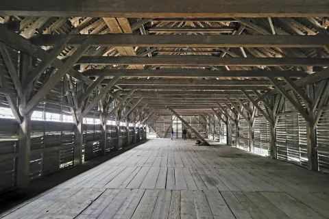 Tako je bil videti sušilni objekt pred demontažo in tak naj bi bil po vnovični postavitvi v Kampu Podljubelj. / Foto: Fb, Vir: Občina Tržič