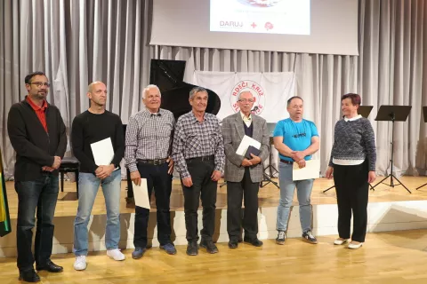 Izjemni krvodajalci, ki so kri darovali stokrat in več, so: David Švarc, Zuhdija Mušedinović, Darko Buh, Ivan Alič in Jernej Kos. Levo je Boštjan Novak iz Rdečega križa Slovenije, desno pa predsednica škofjeloškega območnega združenja Rdečega križa Magda Blaznik. / Foto: Vilma Stanovnik