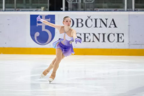 Ula Zadnikar, članica Drsalnega kluba Jesenice in mladinska državna prvakinja, je v močni mednarodni konkurenci osvojila odlično sedmo mesto. / Foto: Nik Bertoncelj