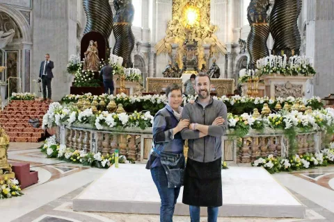 Pri velikonočni krasitvi bazilike sv. Petra v Vatikanu sta tudi letos sodelovala Sabina Šegula in Peter Ribič. / Foto: osebni arhiv / Foto: 