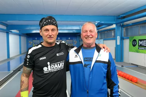 Rekorder Uroš Stoklas s predsednikom kegljaškega kluba Škofja Loka Srečom Jezerškom. / Foto: Vilma Stanovnik