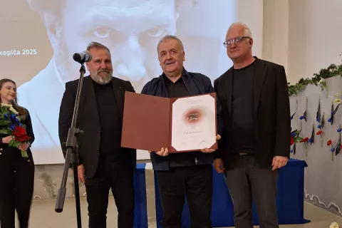 Ob Jakopičevem nagrajencu Črtomirju Frelihu predsednik ZDLUS Zoran Poznič, in državni sekretar na Ministrstvu za kulturo Marko Rusjan. / Foto: Jelka Frelih