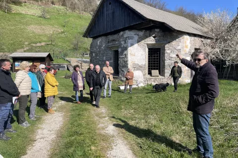 Pred posvetom o ureditvi ostankov stare župnijske cerkve so si udeleženci ogledali ohranjeni prezbiterij. / Foto: Tanja Mlinar