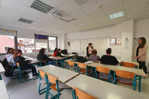 Pred dnevi so udeleženke obiskali predstavniki Občine Jesenice. Zanje so pripravile uganke o tradicionalnih jedeh različnih držav. / Foto: arhiv Občine Jesenice