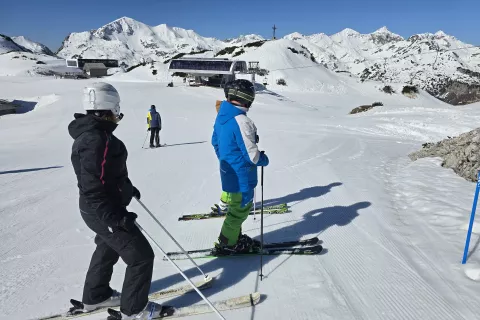Smučarski navdušenci so sončen dan izkoristili za še zadnje letošnje zavoje na snegu. / Foto: Marjana Ahačič