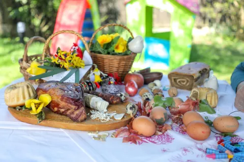 Velikonočne praznike nameravajo v Selcih letos pospremiti tudi z obuditvijo starega vaškega običaja peklanje. Fotografija je simbolična. / Foto: Tina Dokl