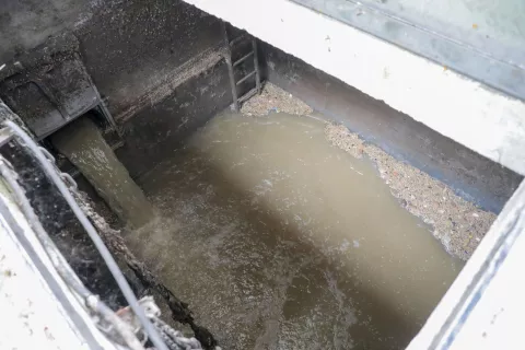 Cene odvajanja in čiščenja komunalne odpadne vode bodo za občane občine Železniki, katerih gospodinjstva so priključna na javno kanalizacijo, od maja dalje nekoliko nižje. / Foto: Tina Dokl