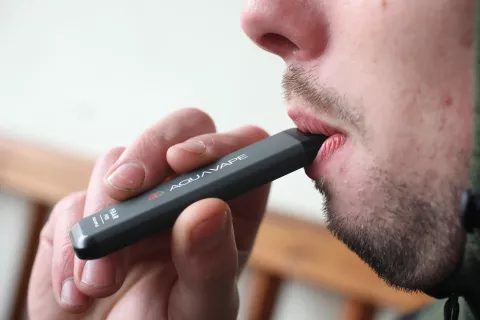 vejpanje vdihavanje dima podobna para elektronska cigareta vejp naprava manj škodljiv način simulacija kajenja / Foto: Gorazd Kavčič