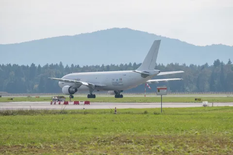 Zasilni pristanek Ttovorno letala Airbus A300B4-622R družbe San Marino Executive Aviation na letališču Jožeta Pučnika / Foto: Primož Pičulin