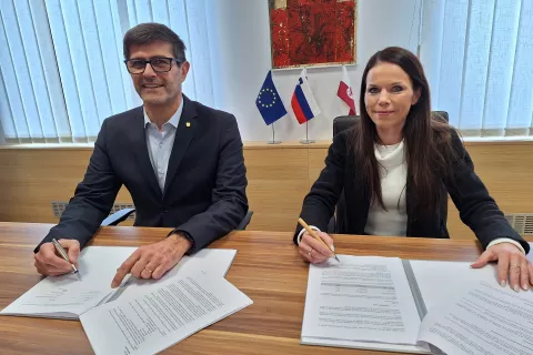 Kranjski župan Matjaž Rakovec in direktorica podjetja Hip plus Klavdija Babnik sta pogodbo za izgradnjo kanalizacije Mlaka–Golnik podpisala v ponedeljek. / Foto: MOK