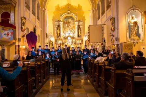 Minuli petek je v cerkvi sv. Jurija v Stari Loki potekal Pasijonski večer, posvečen slovenski pesmi s pasijonsko tematiko. / Foto: Primož Pičulin