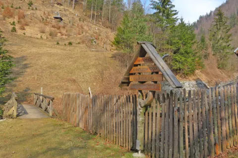 Smerokaz, ki nas na Mali in Veliki Juhej usmeri levo čez mostiček, desno pa gre pot do grobnice barona Borna. / Foto: Jelena Justin
