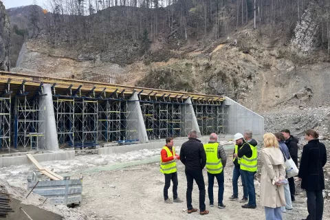 Pred sejo Sveta gorenjske regije so si udeleženci na povabilo železnikarskega župana Marka Gasserja ogledali gradnjo zadrževalnika na Selški Sori pod Sušo. / Foto: arhiv BSC Kranj