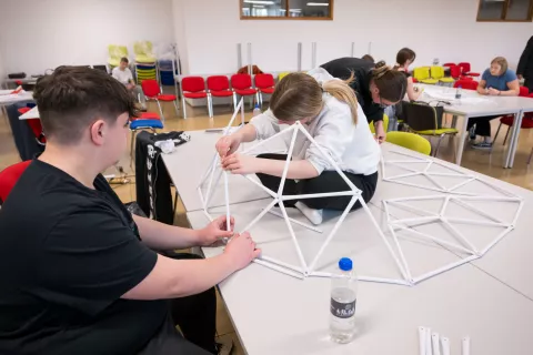 Gradbeni tehniki so morali izdelati paličasto kupolo iz papirja. / Foto: Primož Pičulin