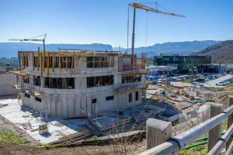 V Žirovnici gradijo prvi projektirani nagnjeni vetrovnik na svetu. / Foto: Nik Bertoncelj