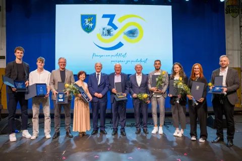 Letošnji občinski nagrajenci, zlati maturantki in prejemniki priznanja na področju športa za preteklo leto z županom Cirilom Kozjekom / Foto: Primož Pičulin