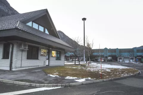 Stavba podjetja Conditus, ki stoji tik pred cestninsko postajo, je predvidena za rušenje. / Foto: Foto: Gorazd Kavčič (arhiv)