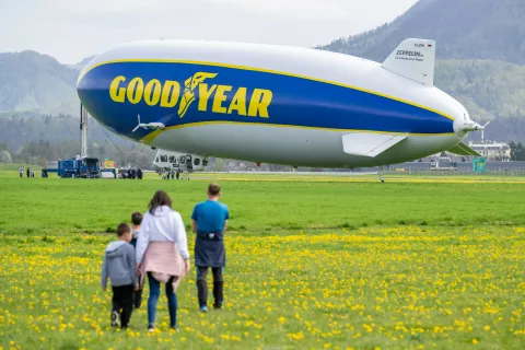 Goodyear Cepelin na letališču v Lescah / Foto: Nik Bertoncelj
