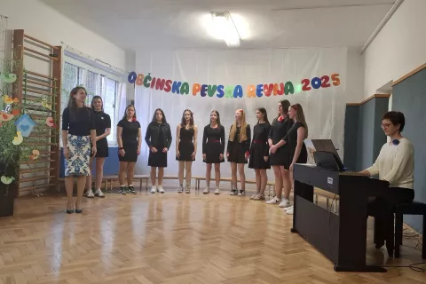 Pevsko skupino Gorenjke lepoglasne pevke sestavljajo učenke 9. razreda Osnovne šole Naklo. Vodi jih Jana Lamberšek Starbek. / Foto: Jože Košnjek