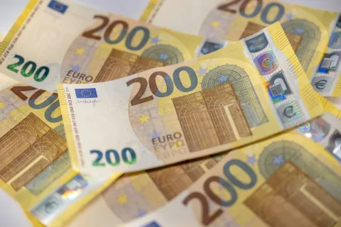 Zakon o delovnih razmerjih določa izplačilo regresa v denarju. Če kolektivna pogodba dopu&scaron;ča, je del regresa (nad minimalno vi&scaron;ino) lahko tudi v bonih oziroma nedenarni obliki. / Foto: Nik Bertoncelj