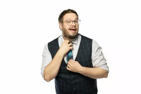 Seveda v kuharskem šovu tudi letos ne bo manjkal največji prijatelj otrok, Sašo Stare, ki bo s svojimi duhovitimi pripombami in prijaznostjo krmaril oddaje skozi sezono. / Foto: Arhiv Oddaje