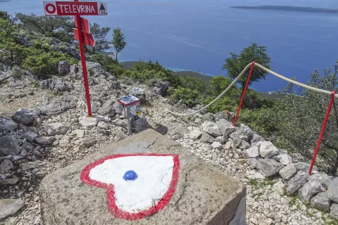 Z najvišjega vrha Osorščice se odpre lep pogled na odprto morje, proti Unijam in Susku. / Foto: Jelena Justin