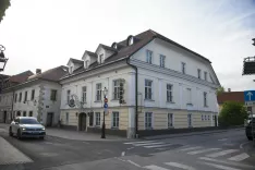 Hotel MD Kamnik, domačinom bolj znan kot Malograjski dvor, naj bi kmalu dobil novega lastnika. / Foto: Aleš Senožetnik