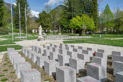 Obnovo grobišča je financiralo ministrstvo za obrambo. / Foto: Nik Bertoncelj