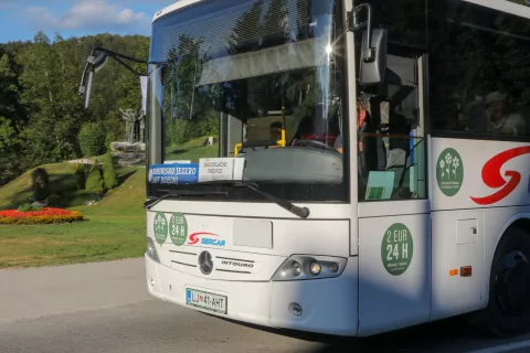 Vozovnice je mogoče kupiti na spletu in v TIC-ih, na avtobusu pa ne. / Foto: Tina Dokl