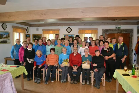 Tokratni pohod se je zaključil tudi v znamenju treh sedemdesetih rojstnih dni. Slavljenci sedijo na sredini v prvi vrsti. / Foto: Alenka Brun
