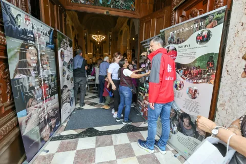 Slovensko karitas, ki je bila ustanovljena 1. maja 1990, danes sestavlja močna mreža šestih škofijskih in 453 župnijskih karitas z več kot deset tisoč prostovoljci. / Foto: Tina Dokl