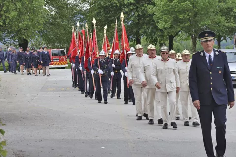Nad 150 gasilk in gasilcev se je udeležilo sobotnega romanja na Brezje. V ospredju so kamniški gasilci v uniformah iz leta 1910. / Foto: Romarski Urad Brezje