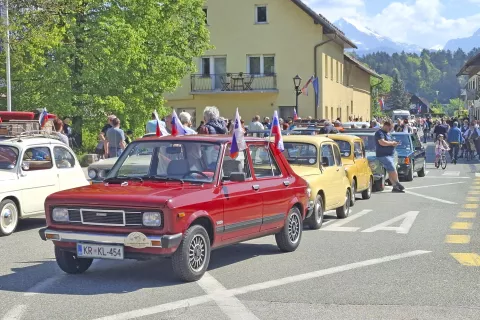 Nad sto vozil častitljive starosti se je udeležilo prvomajske parade v Naklem. / Foto: Jože Košnek