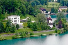 Davek na luksuzne nepremične je, za razliko od nadomestila za uporabo stavbnega zemljišča, prihodek državnega proračuna in ne občin, kjer se nahajajo nepremičnine. Lastniki nepremičnin v vrednosti milijona evrov bodo plačali pet tisoč evrov davka letno (letos 2.500 evrov), lastniki nepremičnin v vrednosti dveh milijonov evrov pa dvajset tisoč evrov davka letno (letos deset tisoč evrov). Skupaj naj bi bilo vseh plačnikov zgolj dobrih šest tisoč. Slika je simbolična. / Foto: Gorazd Kavčič