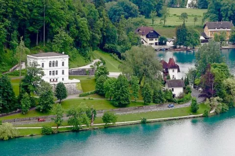 Davek na luksuzne nepremične je, za razliko od nadomestila za uporabo stavbnega zemljišča, prihodek državnega proračuna in ne občin, kjer se nahajajo nepremičnine. Lastniki nepremičnin v vrednosti milijona evrov bodo plačali pet tisoč evrov davka letno (letos 2.500 evrov), lastniki nepremičnin v vrednosti dveh milijonov evrov pa dvajset tisoč evrov davka letno (letos deset tisoč evrov). Skupaj naj bi bilo vseh plačnikov zgolj dobrih šest tisoč. Slika je simbolična. / Foto: Gorazd Kavčič