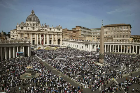 Vatikan. Verniki se udeležujejo velikonočne svete maše na Trgu svetega Petra. / Foto: Ansa/sta