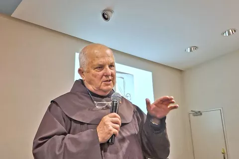 Pater Peter Lavrih že več kot štirideset let z romarji obiskuje Sveto deželo. / Foto: Jože Košnjek