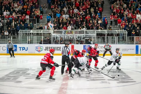 Prva tekma finala državnega prvenstvaVečni derbi HDD SIJ Acroni Jesenice - HK Olimpija / Foto: Nik Bertoncelj