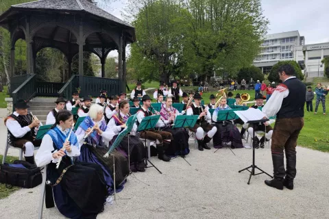 Godba Gorje je pod vodstvom dirigenta Marka Možine nastopila v Zdravili&scaron;kem parku na Bledu / Foto: Marjana Ahačič