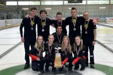 Curling klub Jesenice je na državnem prvenstvu osvojil dve drugi mesti, Jakob Omerzel (v sredini) pa je z ekipo Zalog U40 osvojil naslov prvakov. / Foto: Dina Kavčič