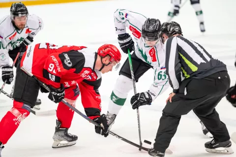Prva tekma finala državnega prvenstvaVečni derbi HDD SIJ Acroni Jesenice - HK Olimpija / Foto: Nik Bertoncelj