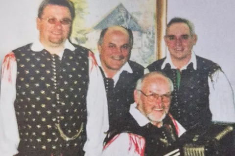 Vokalni-instrumentalni kvartet Šum KUD Zasip. Z leve: prvi tenor Branko Rupar, drugi tenor Metod Kraigher, prvi bas in harmonika Niko Kraigher in prvi bas Anton Burja / Foto: Arhiv Avtorice