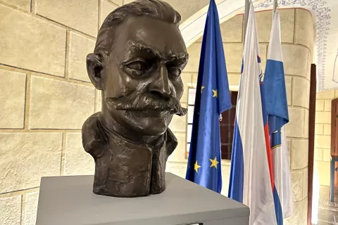 Kip Rudolfa Maistra krasi prostore njegove rojstne hi&scaron;e na &Scaron;utni. / Foto: Ale&scaron; Senožetnik